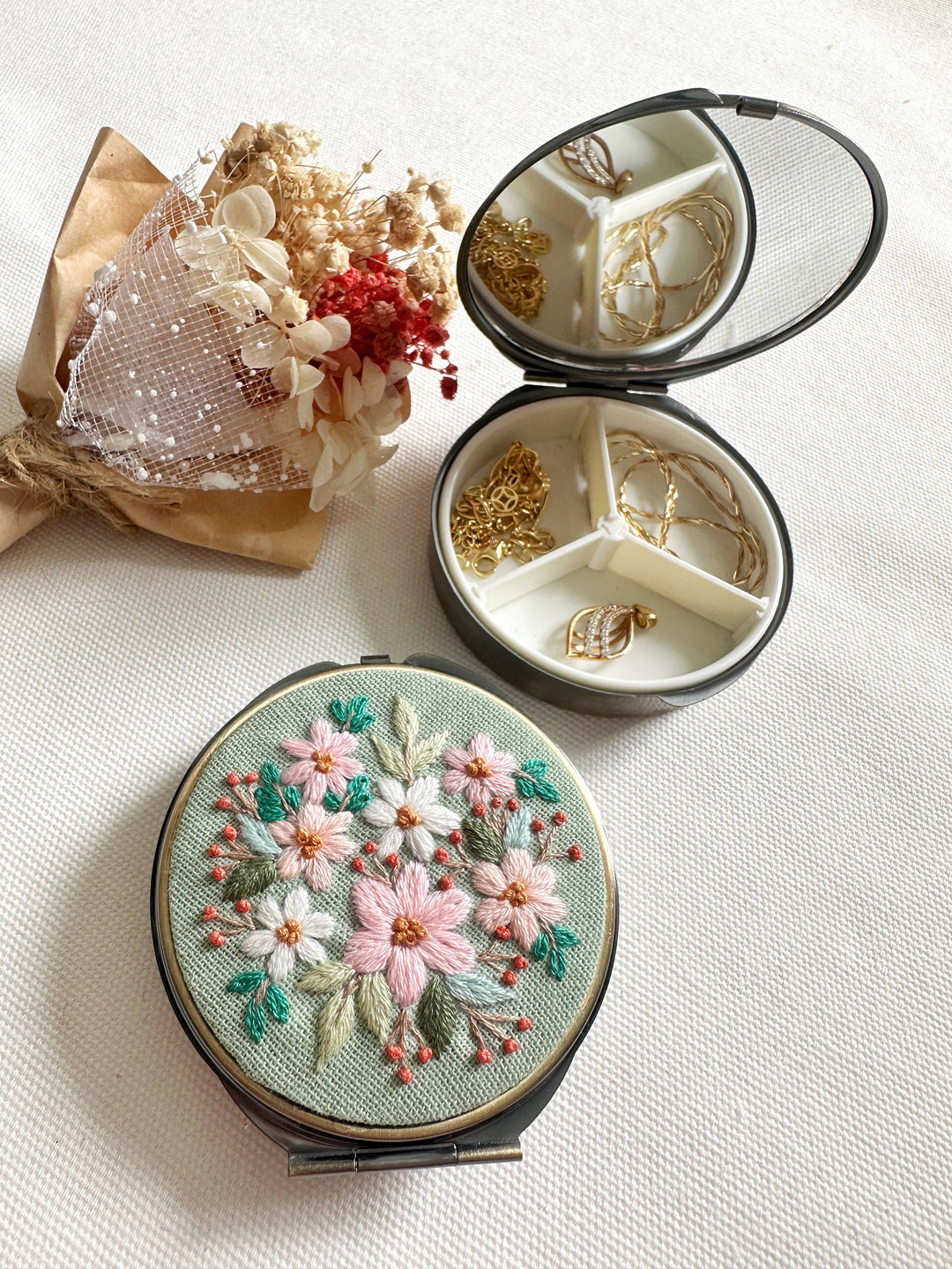 Floral Embroidered Round Jewelry Box With Mirrorrie