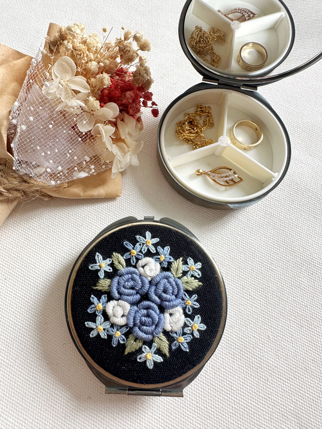 Floral Embroidered Round Jewelry Box With Mirrorrie